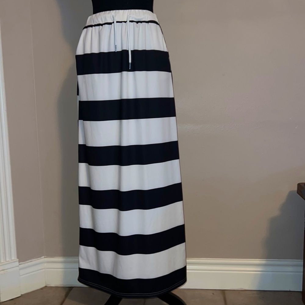 Black and white stripped skirt - size medium